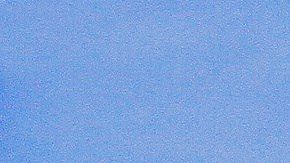 Integrantes de la caravana migrante escalan el muro fronterizo en Tijuana.