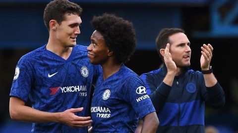 Un golazo de Willian le dio la victoria a los Blues.