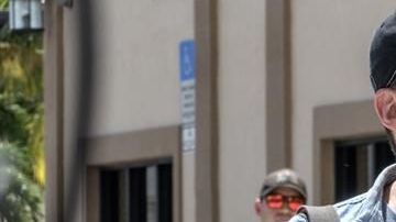 El hijo del cantante mexicano José José, José Joel Sosa, habla con la prensa este miércoles en la puerta de la funeraria Caballero Rivero en el barrio de la Pequeña Habana en Miami.