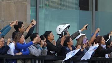 Una multitud de fanáticos del cantante mexicano José José lo aclama este miércoles durante el arribo de sus restos a Palacio de Bellas Artes.