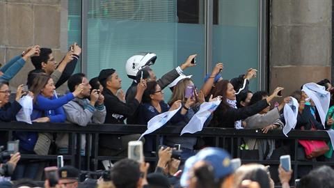 Una multitud de fanáticos del cantante mexicano José José lo aclama este miércoles durante el arribo de sus restos a Palacio de Bellas Artes.