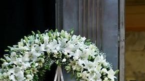 La exesposa del cantante José José, Anel Noreña (i), y sus hijos, José Joel (c) y Marysol Sosa Noreña (d) durante el funeral.