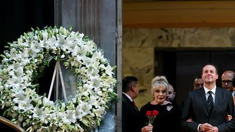 La exesposa del cantante José José, Anel Noreña (i), y sus hijos, José Joel (c) y Marysol Sosa Noreña (d) durante el funeral.