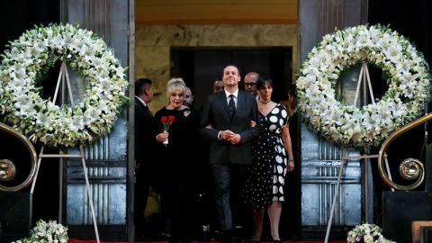 La exesposa del cantante José José, Anel Noreña (i), y sus hijos, José Joel (c) y Marysol Sosa Noreña (d) durante el funeral.