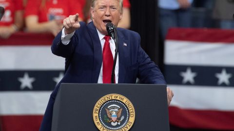 Trump durante el mitin electoral en Minneapolis.