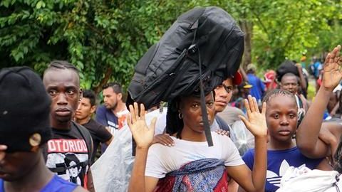 Efectivos de la Guardia Nacional y Policía Federal detienen la marcha de unos 2,000 migrantes.