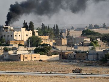 Un tanque turco pasa por una zona bombardeada en Siria.