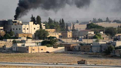 Un tanque turco pasa por una zona bombardeada en Siria.