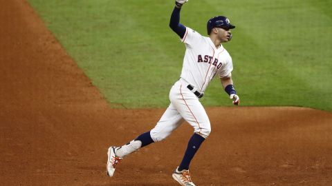 Houston se impuso en extra innings con un bombazo solitario de Carlos Correa.