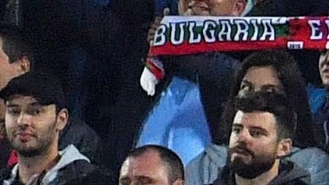 Los ultras búlgaros realizaron saludos nazis, profirieron insultos racistas y agitaron camisetas con el lema No Respect.