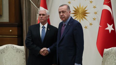 Pence en Ankara con Erdogan, presidente de Turquía.