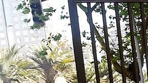 Manifestantes sacan una reja este lunes para ser lanzada a una barricada en el centro de la capital, sector Plaza Italia.