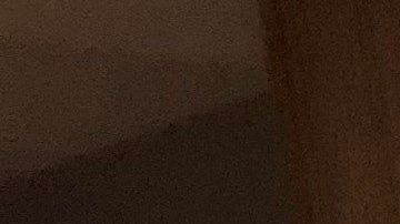 Unos jóvenes posan junto a un robot durante el lanzamiento de la campaña.