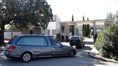 Llegan restos de Francisco Franco a cementerio El Pardo.