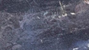 Bomberos apagan las brasas del Tick Fire en una colina de Agua Dulce cerca de Santa Clarita.