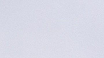 Bomberos apagan el fuego en una casa cerca de Santa Clarita en California.