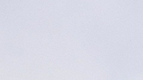 Bomberos apagan el fuego en una casa cerca de Santa Clarita en California.