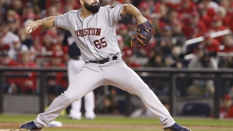 El mexicano José Urquidy se llevó el triunfo, el pitcher mexicano hizo historia al convertirse en el segundo abridor azteca en llevarse la victoria en un Clásico de Otoño.