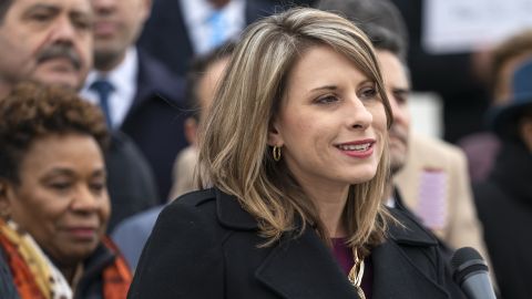 Katie Hill reconoció haber tenido relaciones con un miembro de su equipo.