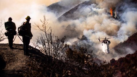 Bomberos atienden el incendio Getty.