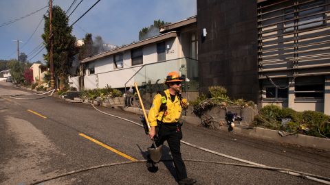 Un bombero en el vecindario cercano a incendio Getty.