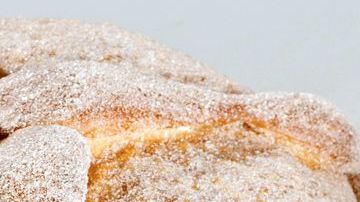 El pan de muerto es el tesoro que se le ofrece a los muertos como parte indispensable de las ofrendas de Día de Muertos.