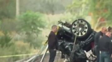 El auto se incendió tras caer al vacío y volcarse