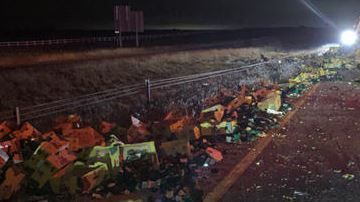 Un tráiler se volcó el martes por la mañana y dejo miles de aguacates.