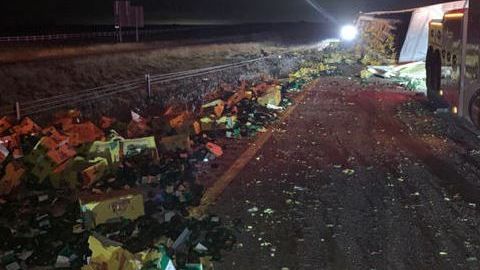 Un tráiler se volcó el martes por la mañana y dejo miles de aguacates.