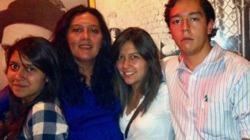 Alejandra Cortés (2da  de i a d) se quedó sin patrimonio para sus hijos, junto a ella en la foto.