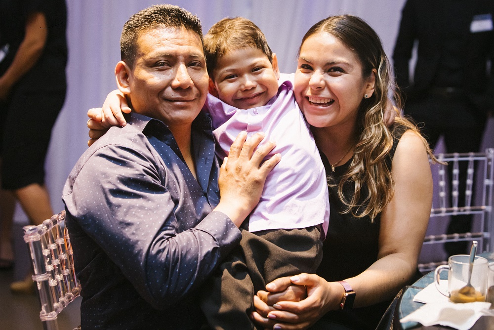 El niño Alfredo Díaz padece una extraña enfermedad genética y para salvar su vida necesita un trasplante de células madre de un donante hispano. 