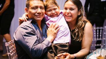 El niño Alfredo Díaz padece una extraña enfermedad genética y para salvar su vida necesita un trasplante de células madre de un donante hispano.