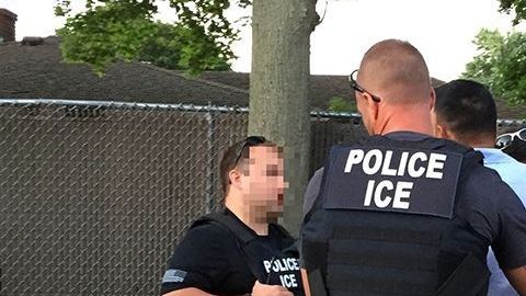 ICE no siempre mantiene detenido a un indocumentado, pero éste queda registrado.