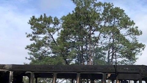 La Policía Estatal reportó que el grupo de sicarios tomó por la fuerza un autobús de pasajeros y lo incendió para bloquear la carretera.