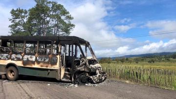 La Policía Estatal reportó que el grupo de sicarios tomó por la fuerza un autobús de pasajeros y lo incendió para bloquear la carretera.