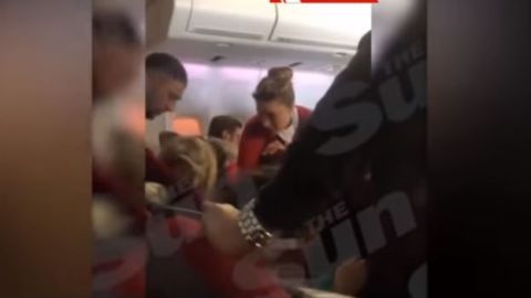 La pareja fue detenida al llegar el avión a su destino.