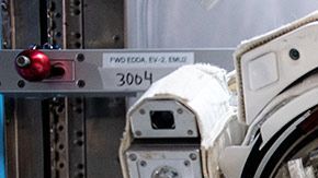 La astronauta de la NASA Christina Koch (d) con la  ingeniera de vuelo de la Expedición 61 Jessica Meir dentro del traje.