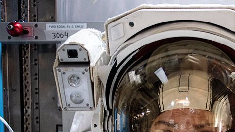 La astronauta de la NASA Christina Koch (d) con la  ingeniera de vuelo de la Expedición 61 Jessica Meir dentro del traje.