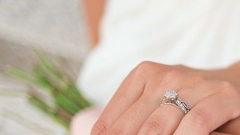 A la pareja le incomoda vestirse y estar rodeada de personas con ropa.