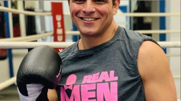 Bruno Campos, sobreviviente de cáncer, participa en la campaña 'Real Men Wear Pink'.