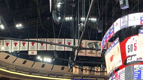 Entre las novedades para esta temporada, el United Center estrena una nueva y gigantesca pantalla. (Javier Quiroz / La Raza)