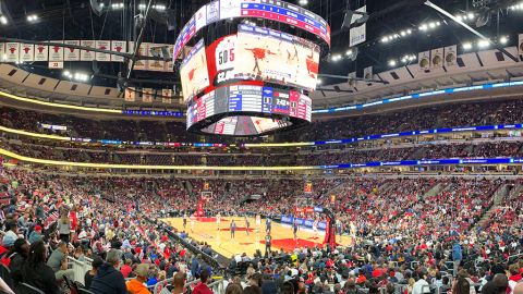 Entre las novedades para esta temporada, el United Center estrena una nueva y gigantesca pantalla. (Javier Quiroz / La Raza)