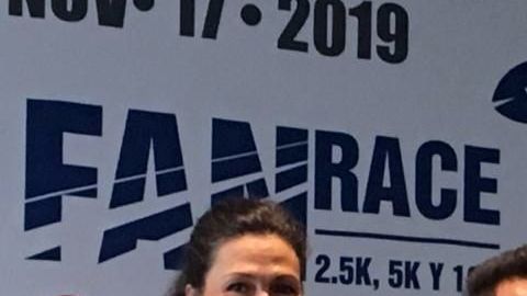 Arturo Olivé (centro), de la NFL en México con el libro de los 100 años.