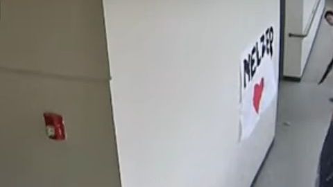 La captura muestra cuando el entrenador abraza al alumno y otro maestro retira el arma.