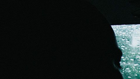 La mujer contactó a la policía después de la petición de su padrastro.