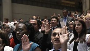 Nuevos estadounidenses hacen el juramento de ciudadanía.
