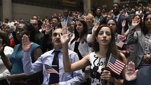 Nuevos estadounidenses hacen el juramento de ciudadanía.