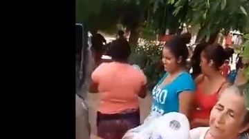 Repartición de despensa por parte del CJNG.