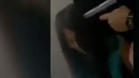 El secuestrador amenazó a las mujeres a punta de pistola.