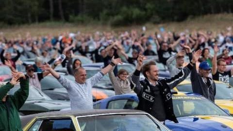 Ford rompe récord de Mustangs congregados en un desfile en Bélgica, donde las ventas del coupé son mayores que en toda Europa